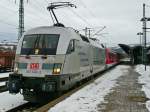 Dieser ganz besonders seltene Gast in Saalfeld (Saale) - der Porsche-Taurus 182 004-2 - steht mit einem hierzulande ebenso seltenen VT 614 auf Gleis 6 zur Überführung nach Cottbus über die Saalbahn und Leipzig. Vorher muss aber noch der verspätete ICE 108 auf Gleis 4 halten und in Richtung Berlin weiterfahren. (29.01.2010) (etwas frontalere Ansicht)